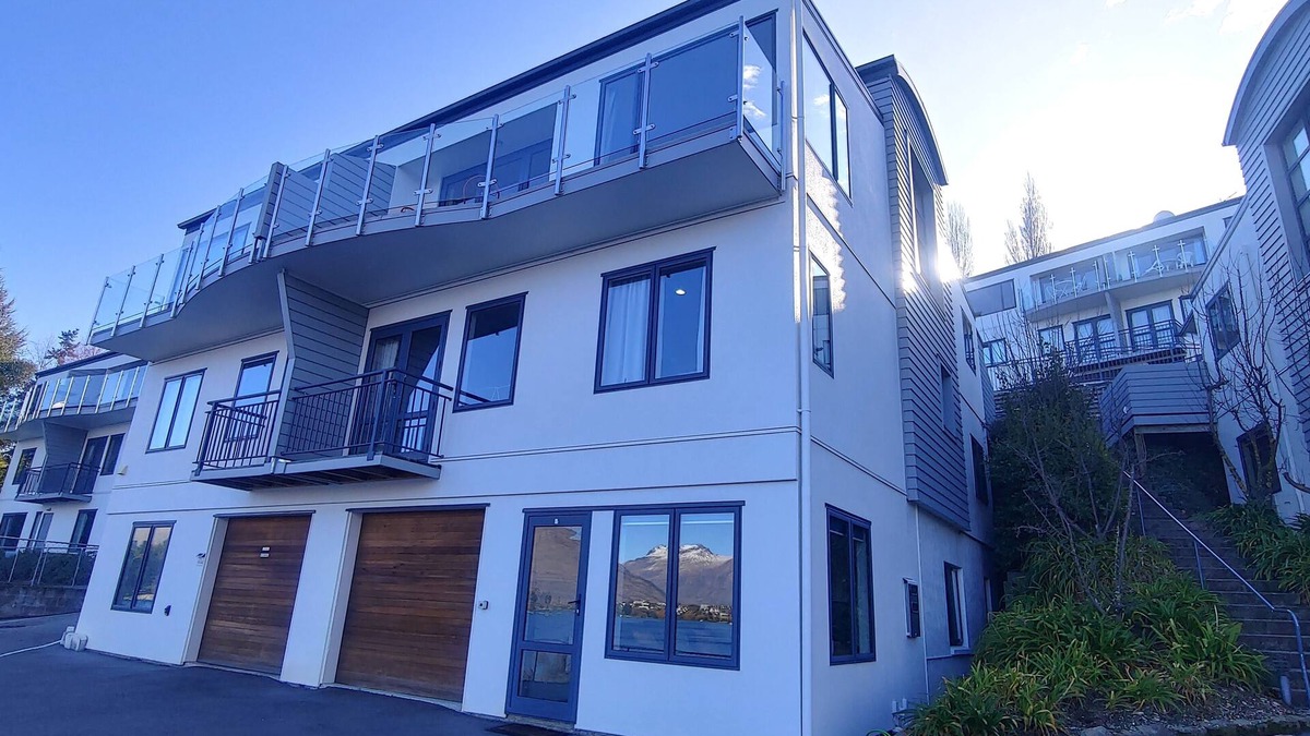 Queenstown Apartment | Fantastic Views Lake Wakatipu and The Remarkable!