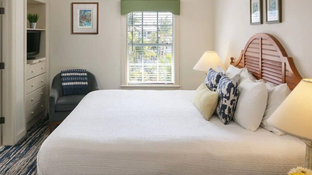 Key West Resort | Fantasy Fest week in Key West! 2-bdrms, 2 baths, Kitchen, Laundry, pool, balcony
