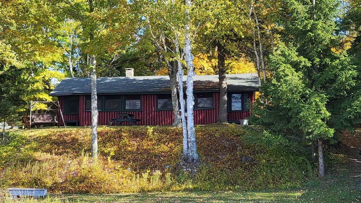 Gould City Cabin | Far Cast Lodge aka the Whitetail-lakefront, privacy & old-time charm - Curtis MI