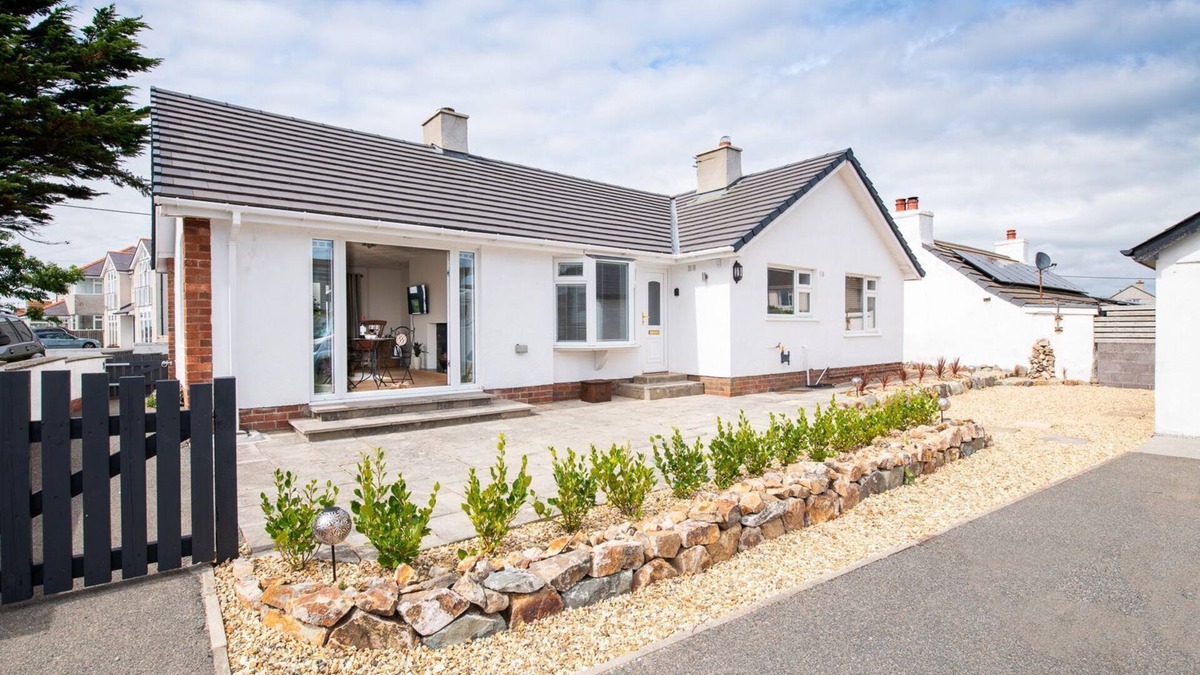 Rhosneigr House | Faraway : Spacious Family Home Near Rhosneigr Beach | Managed by Anglesey Holiday Lettings