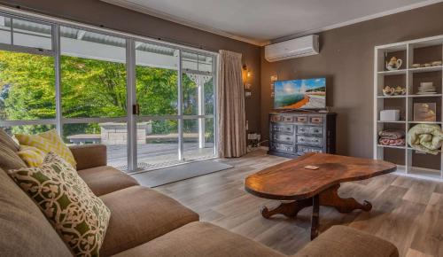 Pukehangi House | Farm Homestead just 10min from the City