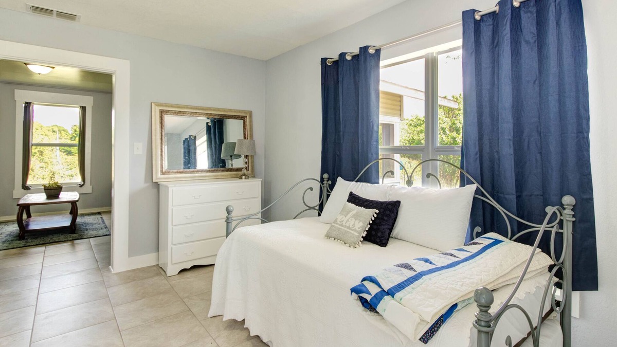 Eloise House | Farm House Stay 5 Miles to Legoland!
