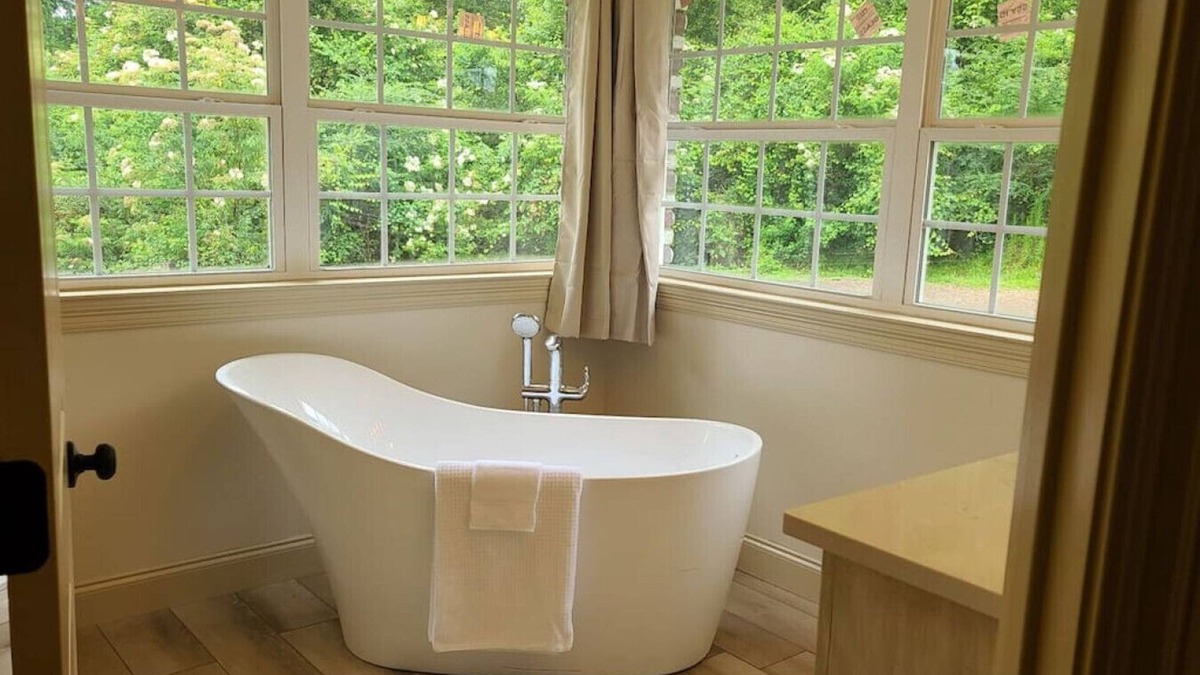 Pine Grove Other | Farm House stay with soaking tub and hot tub barn