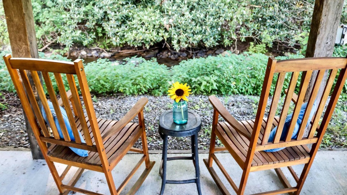 Friendsville House | Farm Yurt - Wake up with goats & Highland cows