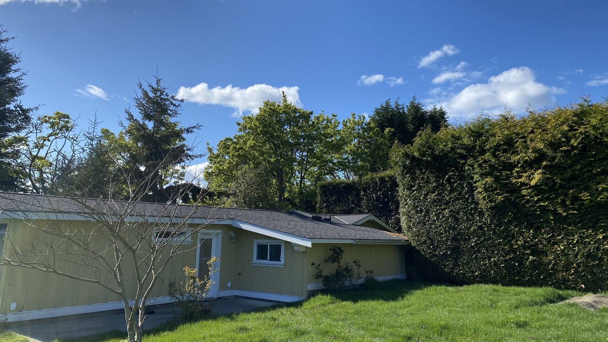 Cordova Bay Cottage | Farmers Cottage