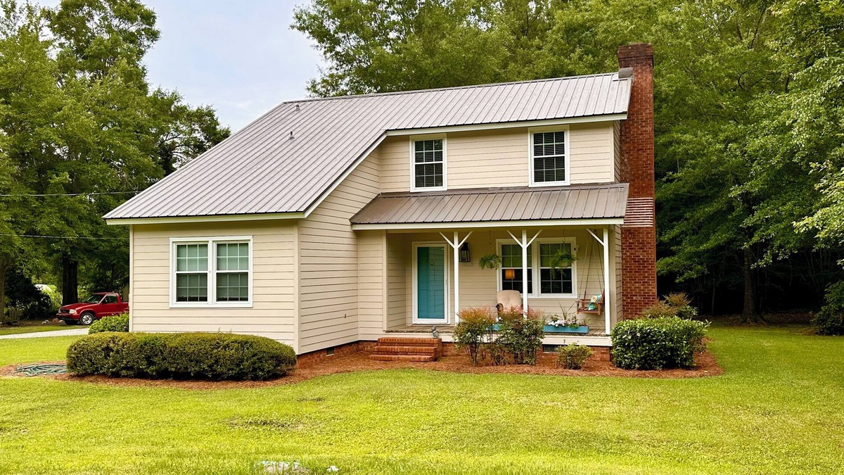 Burgaw House | Farmhouse Charm with acres to roam and close to downtown Burgaw