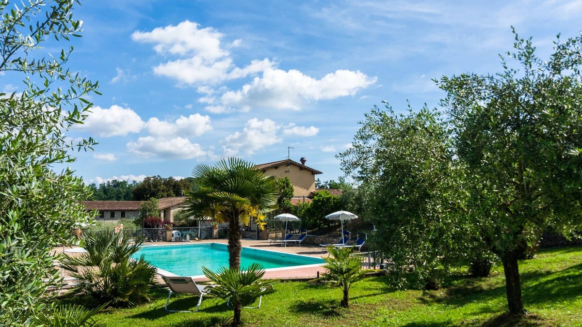 Ramazzano House | Farmhouse in Perugia with Hot Tub, Swimming Pool, Garden, BBQ