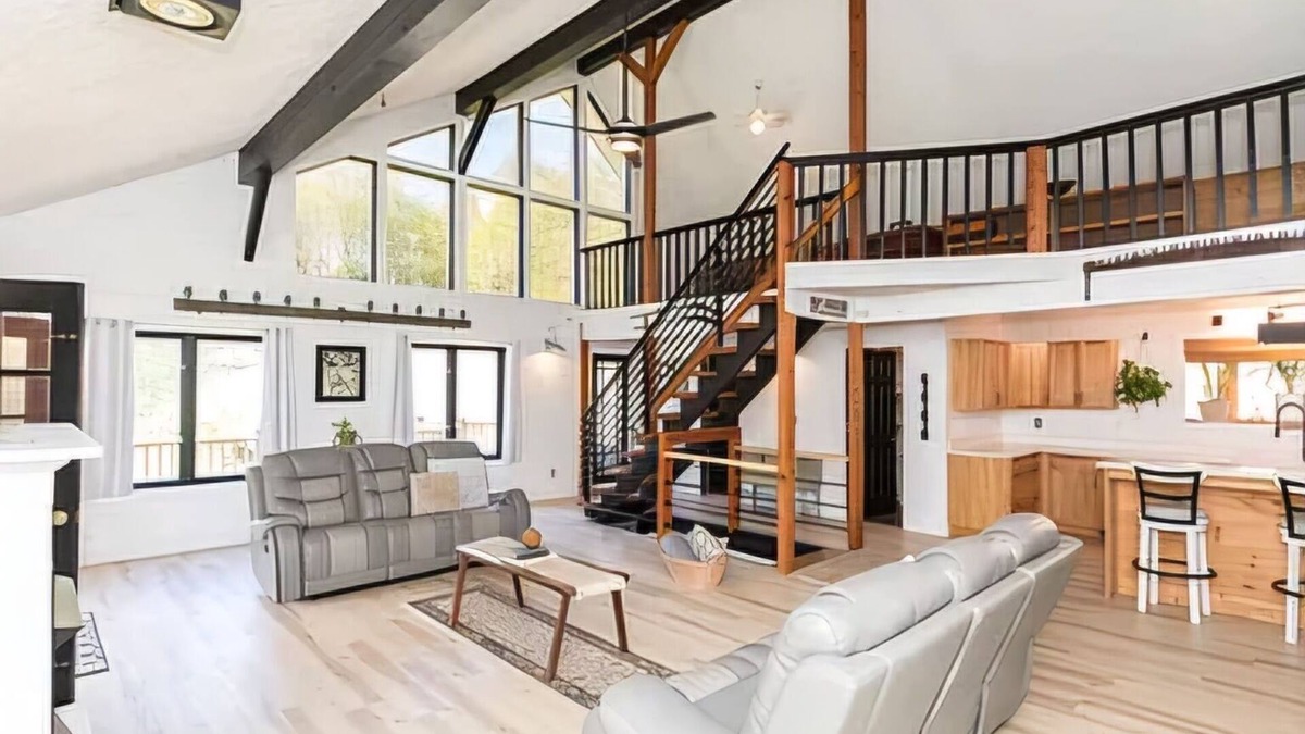 Wilson Creek House | Farmhouse Mansion with fishing pond and hiking. 5-bedroom house WiFi Troutdale