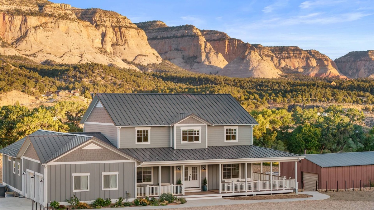 Orderville House | Farmhouse Retreat Near Zion w/Views & Hot Tub