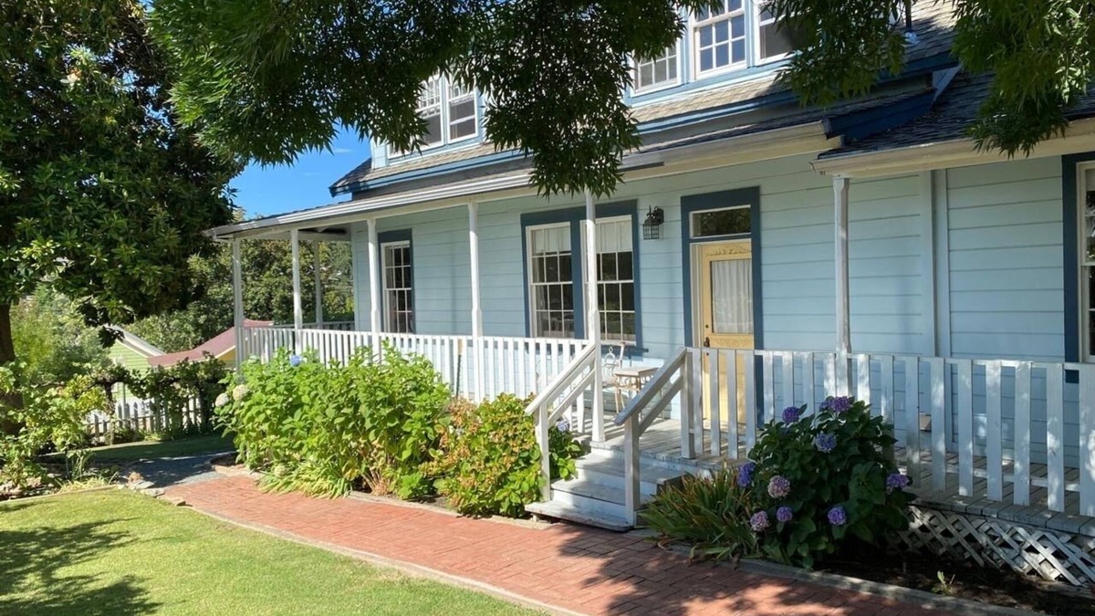 Jackson House | Farmhouse with Hot Tub, charming gardens, serenity, 2 blocks to Main Street!