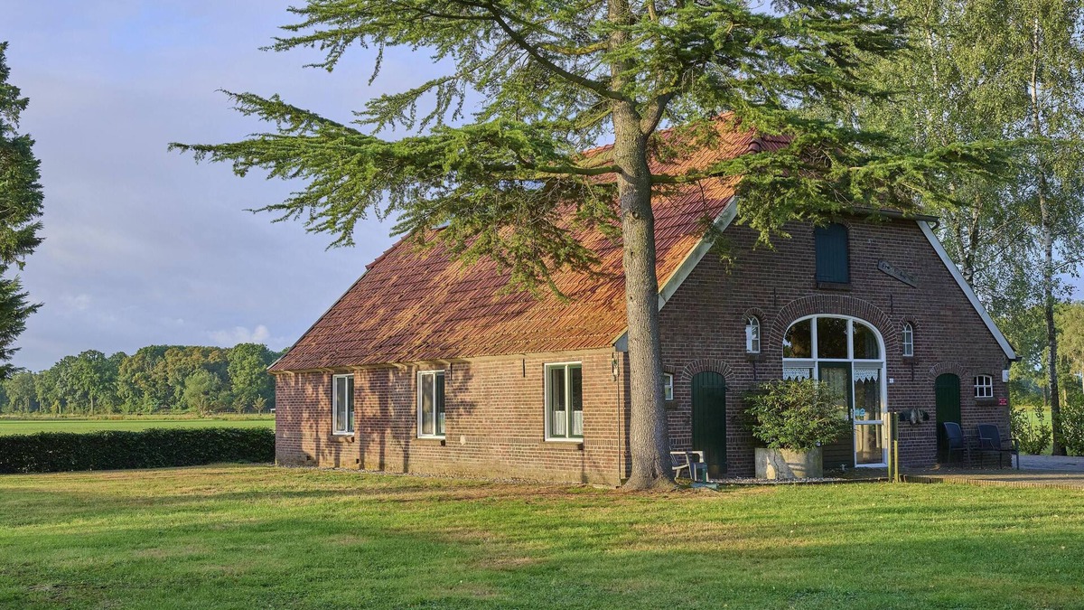 Neede House | Farmhouse with large garden and play equipment