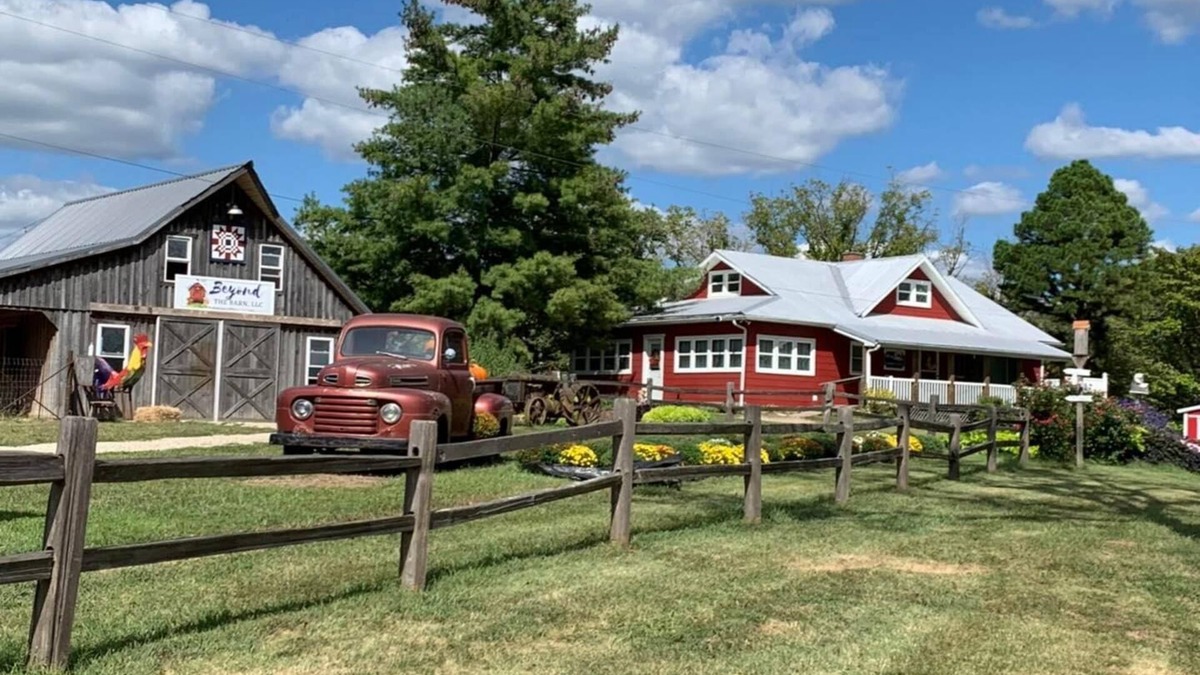 Tebbetts House | Farmhouse with lots of fun! Near Jefferson City, MO Sleeps 6!