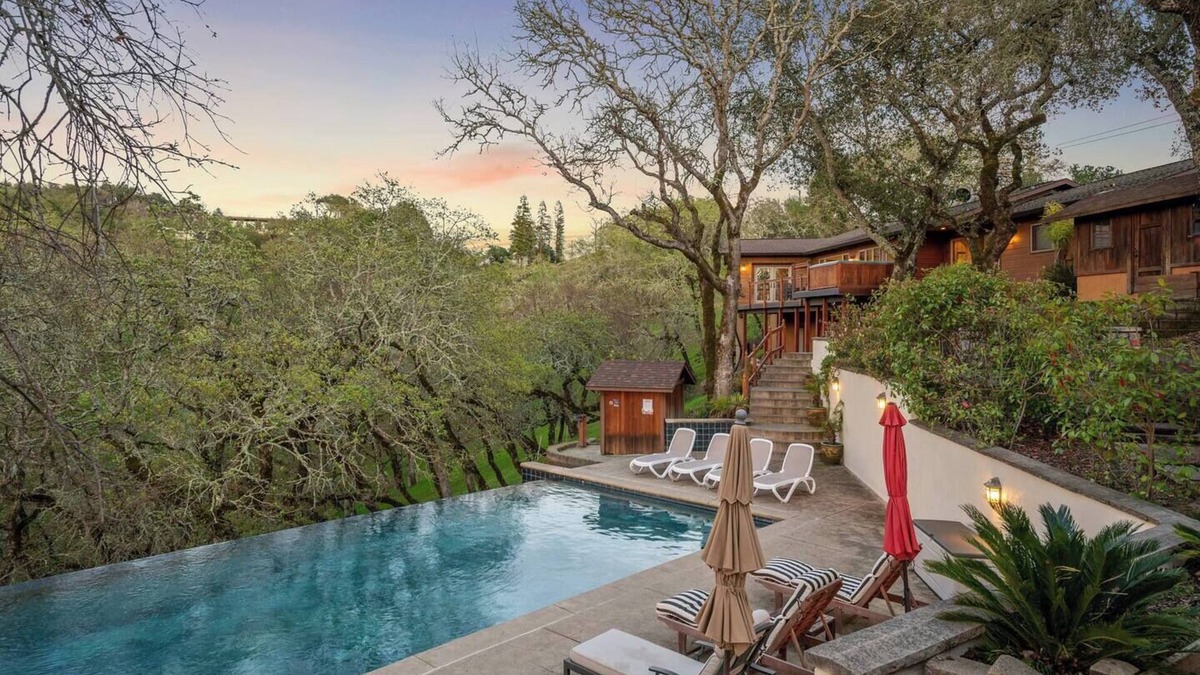 Larkfield-Wikiup House | Farpoint: Heated Infinity Pool, Mountain Views