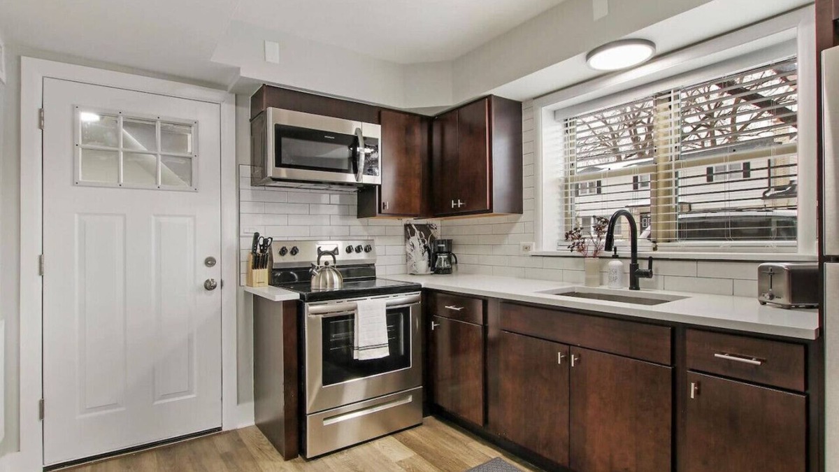 Skokie Apartment | Fascinating 1BR Apartment close to Leisure Center