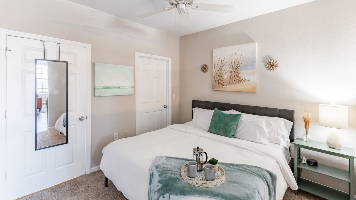 Huntsville Apartment | Fast WiFi, King Bed, Gym - Free Parking