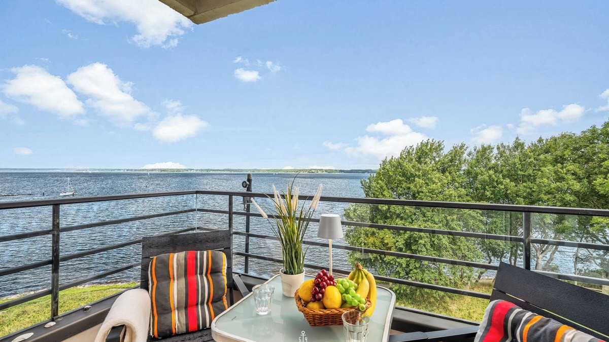 Schausende Apartment | Favorite place - breathtaking water view, balcony, walk-in shower, Smart