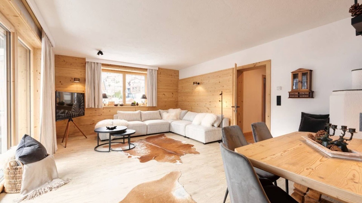 Pettneu am Arlberg Apartment | ☆ FavoriteStays Deluxe Apartment with Balcony