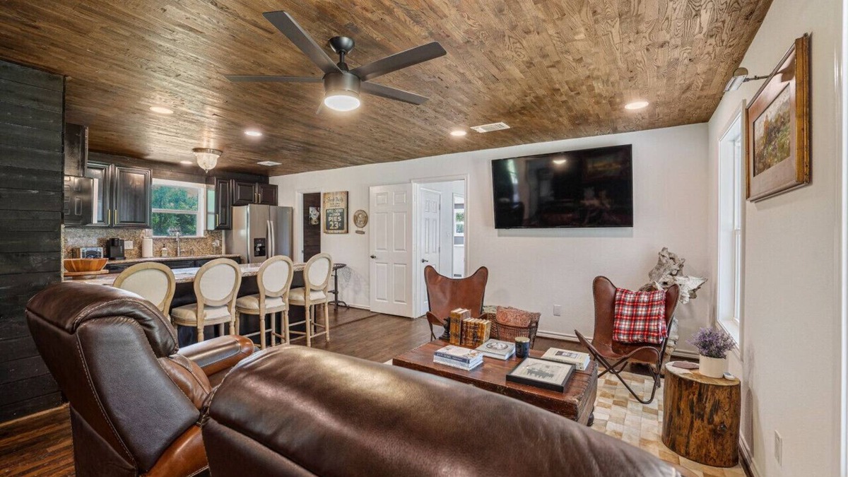 Fayetteville House | Fayetteville & Round Top, serene country cottage!