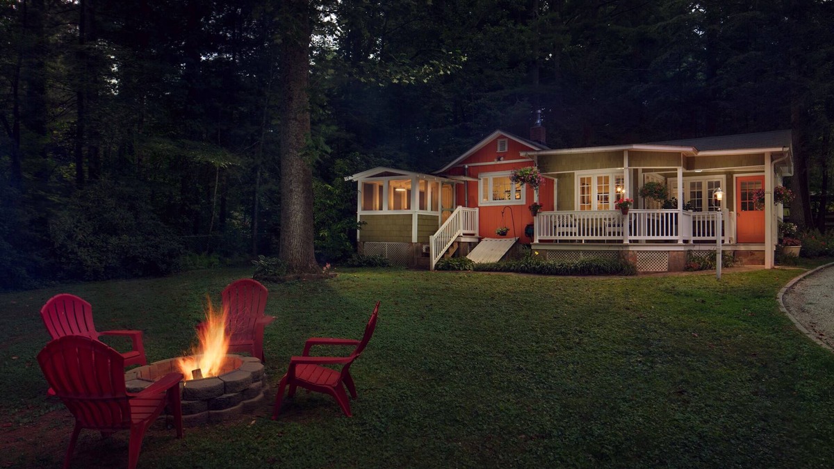 Hendersonville Cottage | Featherstone THE LODGE - perfect for families!
