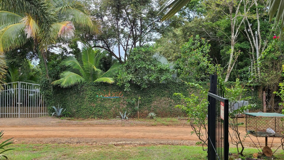 Junquillal House | Featuring a private pool and garden views, Casa Mango is located in Playa Junquillal. This vacation home provides a garden. The vacation home is fitted with 1 bedroom and a fully equipped kitchen with a fridge and an oven. Towels and bed linen are off.
