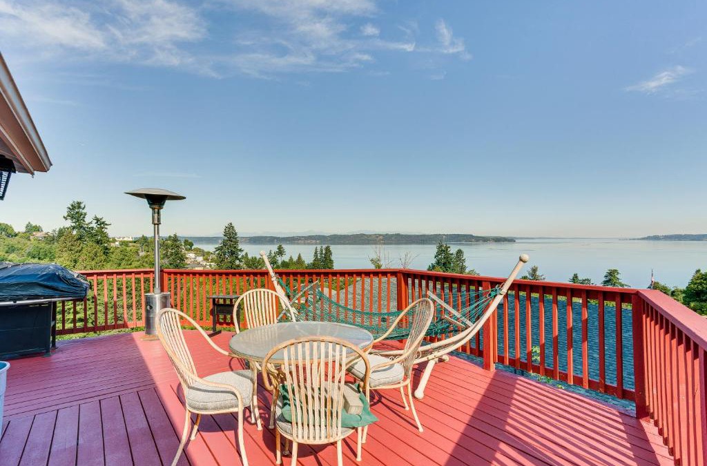Federal Way House | Federal Way Vacation Rental Bay and Mountain Views!