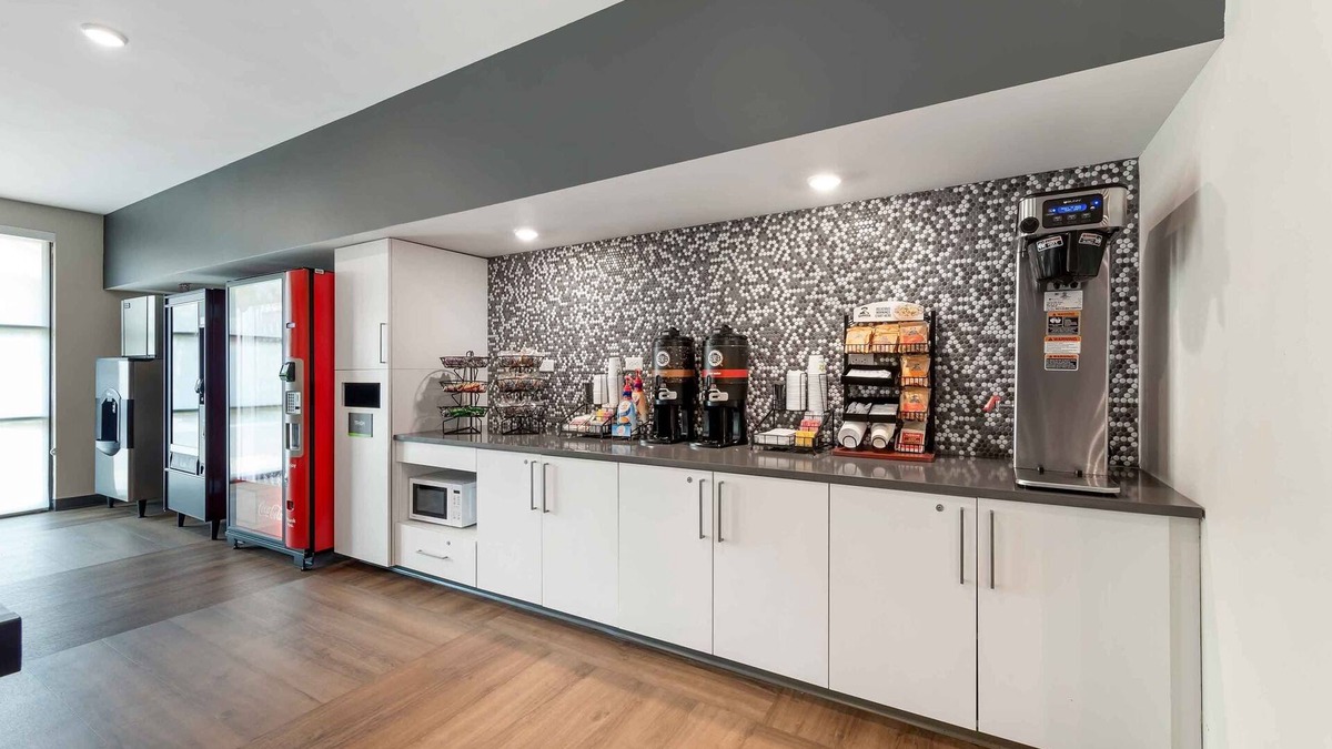 Asheville Hotel | Feel at Home: 4 Suites with 2 Beds, Kitchens & Grab-and-Go Breakfast Offered
