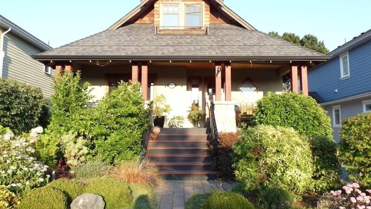 Booktown Apartment | Feel at home, a few blocks from downtown Sidney and beach