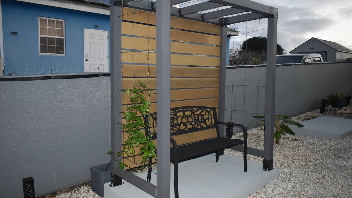 West Coast House | Feels like home 1 Bed retreat conveniently located to many places of interest.