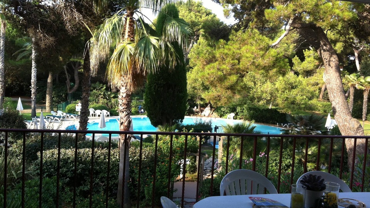 Giens Apartment | Feet in Giens water in a seaside garden