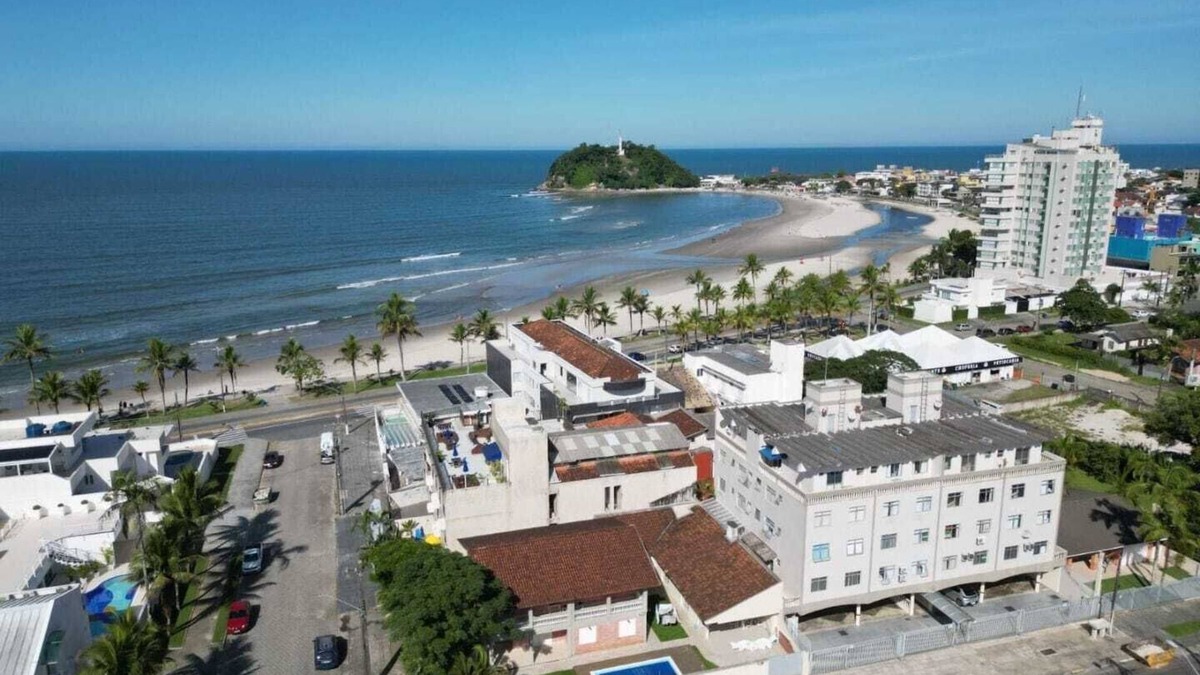 Guaratuba Apartment | *Feet in the Sand*. Excellent apartment on the central beach block