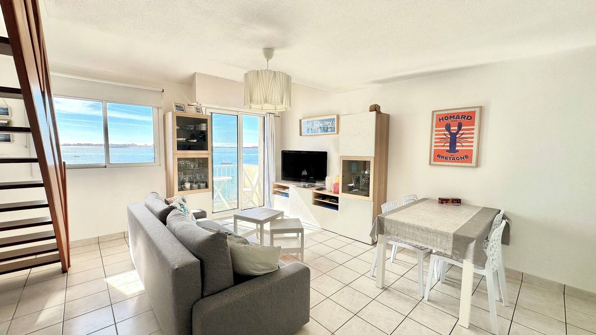 Port-Louis Apartment | Feet in the water, breathtaking 180° sea view!