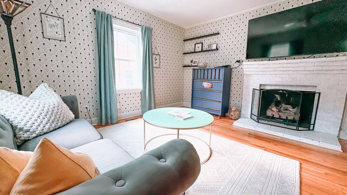 Old Irving Park Apartment | Fenced Backyard- Family Games- Close to Downtown