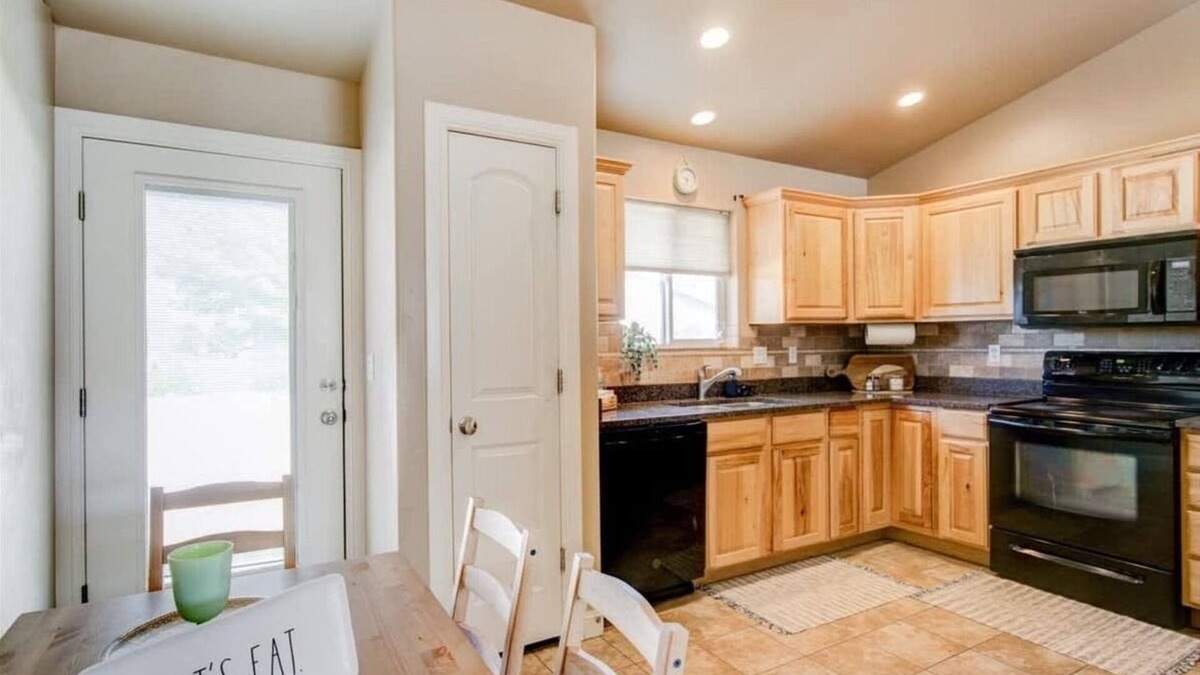Orem House | Fenced Backyard, PickleBall Courts Close!