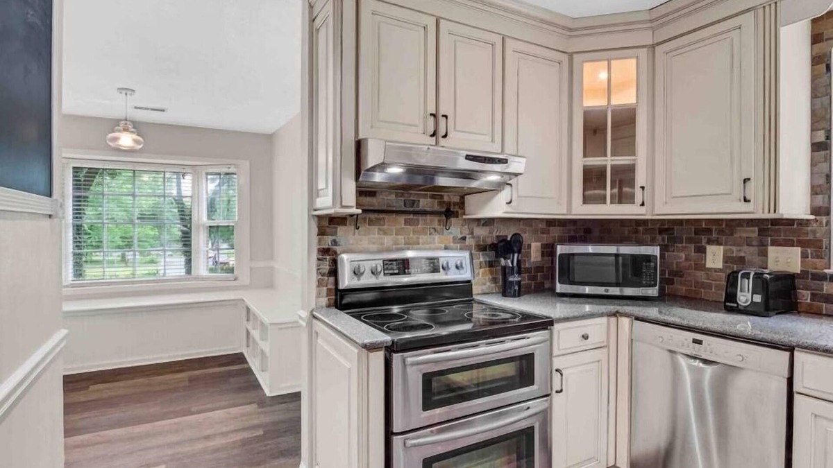 Matthews House | Fenced in backyard 4 Family gatherings & Dog Park