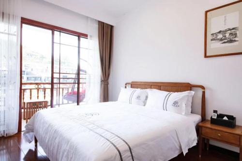 Gannan Tibetan Hotel | fenghuang riverside house