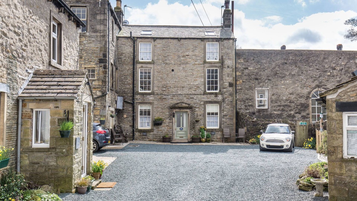Grassington Apartment | Fern House, Grassington; central yet parking & quiet, light & period elegance