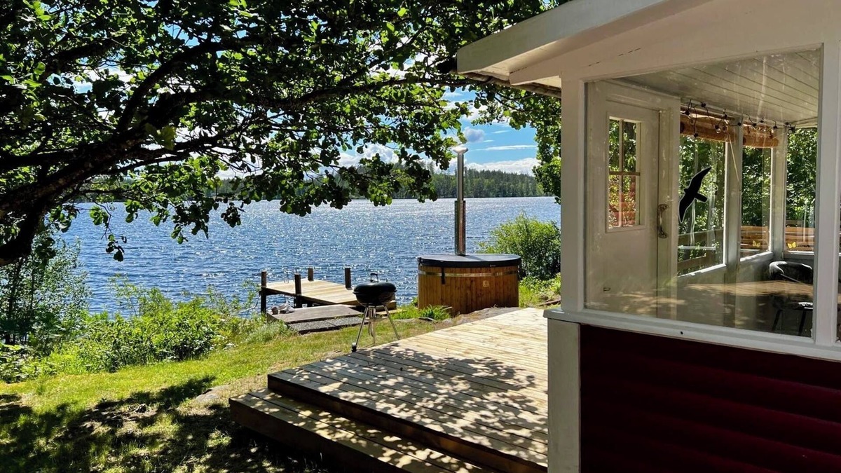 Hultsfred House | Ferien Direkt am See mit Sauna, Badetonne, Boot und Eigenem Steg Kpl. Saniert