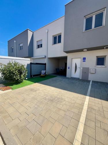Brinje Apartment | Ferienhaus MaLi bei Nin 300m zum Sandstrand
