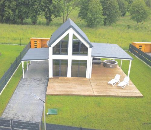 gmina Wolin House | Ferienhaus Sophia 70qm bis 5 Gäste mit Fass-Sauna, Whirlpool April bis Oktober, 75qm Terrasse und eingezäunten Garten