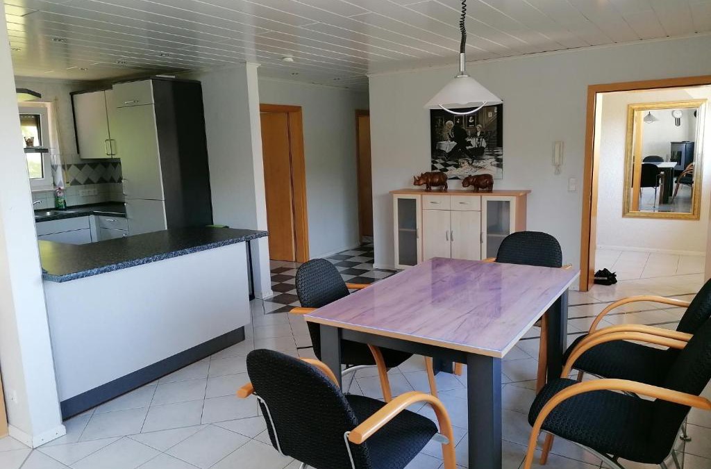 Oehringen House | Ferienhaus Stein, TOP Monteurwohnung, sehr groß, 4 Einzelzimmer, Doppelzimmer, Übernachtung bis zu 8 Personen möglich