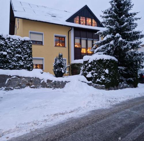 Erla Apartment | Ferienwohnung Heike Strobel