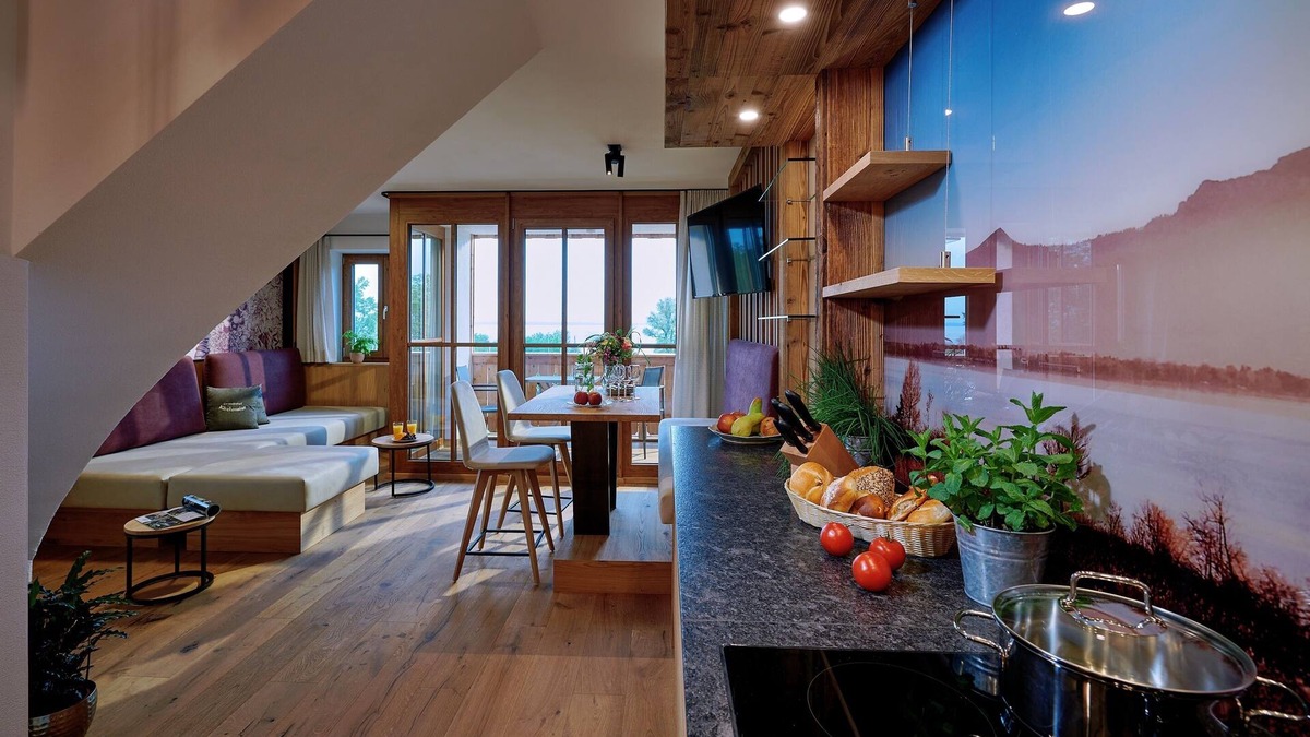 Chieming Apartment | Ferienwohnung Herreninsel, 1-4pers., 2sep. SZ, 2 Bäder, 2.og+dg, Balkon mit Chiemseeblick