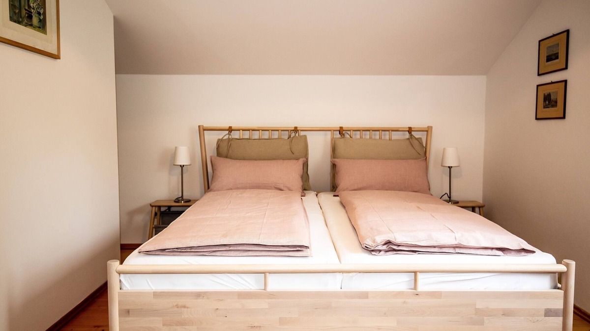 Chieming Apartment | Ferienwohnung "Hochplatte" 100qm mit 2 Schlafzimmern und Balkon mit See-und Bergblick
