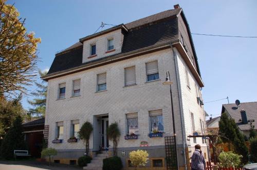 Spesenroth Apartment | Ferienwohnung in Spesenroth mit gemeinschaftlichem Pool, Garten und Terrasse