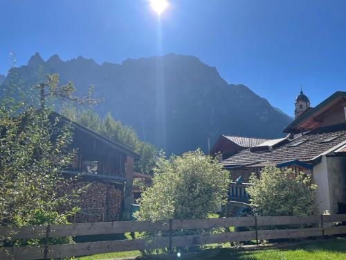 Mittenwald Apartment | Ferienwohnung mit Terrasse und Garten mit Blick auf das Karwendelgebirge