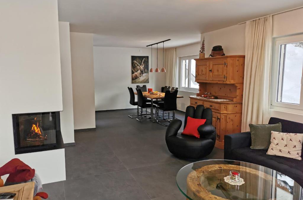 Pontresina Apartment | Ferienwohnung Pontresina - Chesa Andrea - Gartensitzplatz
