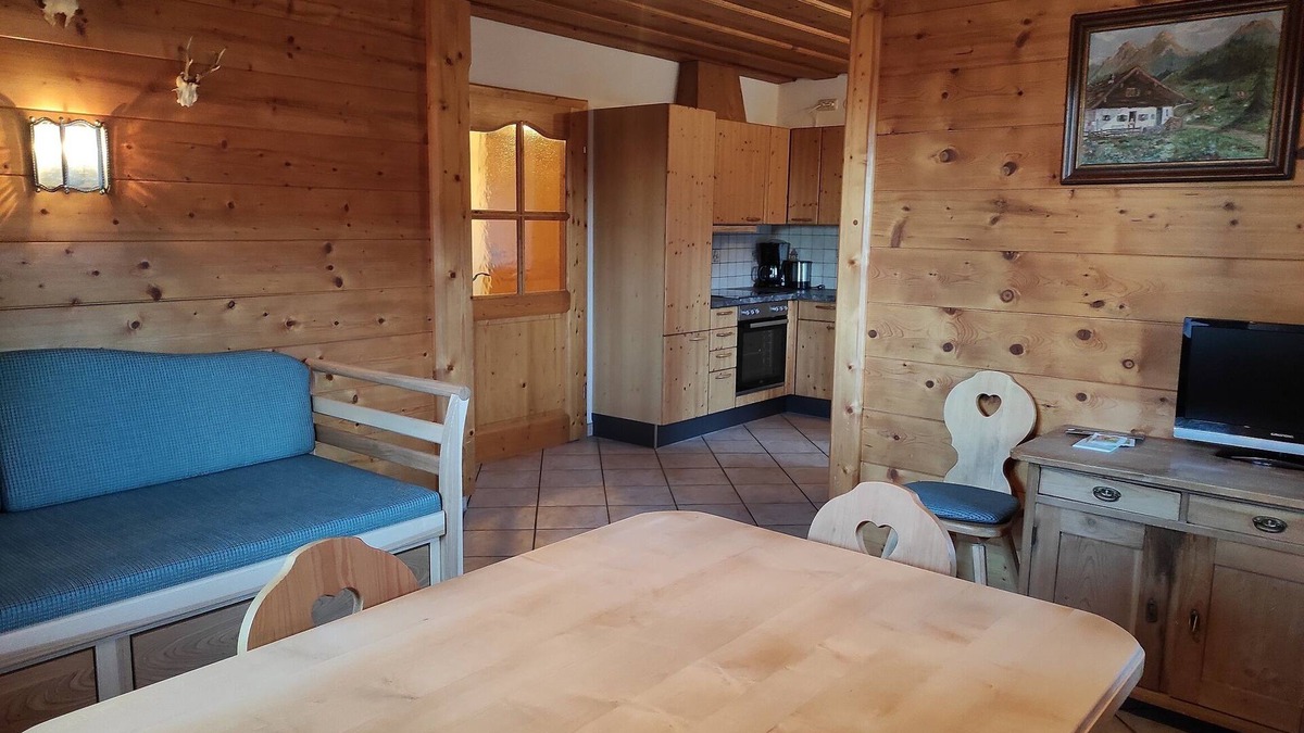 Frasdorf Apartment | Ferienwohnung Samerberg für 2-4 Personen 1. Stock, Balkon, eigener Eingang, Wohn/Schlafraum, 1 Schlafzimmer, Küche