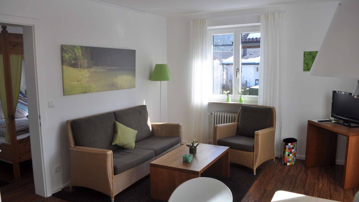 Mittenwald Apartment | Ferienwohnung Wiesengrün. Sonniges Apartment mit Balkonblick auf den Wetterstein