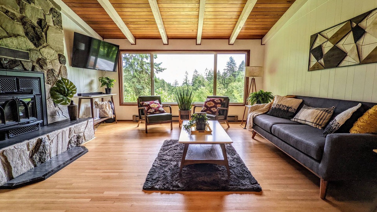 Eugene House | Fern Forest Hideaway on Beautiful 10 Acres