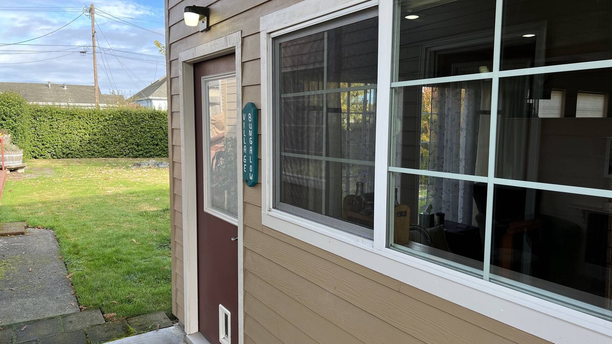 Ferndale House | Ferndale Bungalow with pasture views, 5 minute walk to Downtown!